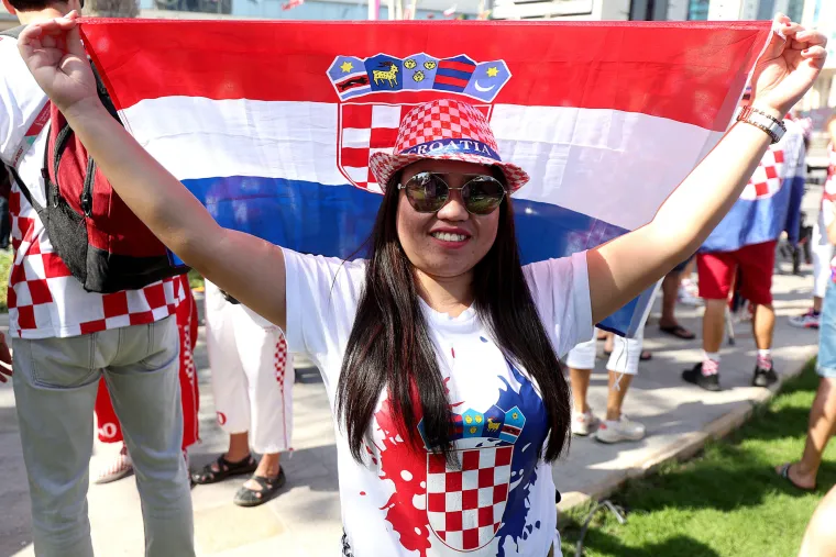 Ludilo u punom jeku: Navijači u golemom broju stigli Vatrenima pod prozor s ogromnom zastavom