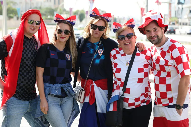 Ludilo u punom jeku: Navijači u golemom broju stigli Vatrenima pod prozor s ogromnom zastavom