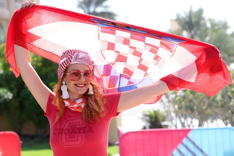 Ludilo u punom jeku: Navijači u golemom broju stigli Vatrenima pod prozor s ogromnom zastavom