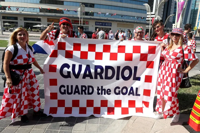 Ludilo u punom jeku: Navijači u golemom broju stigli Vatrenima pod prozor s ogromnom zastavom