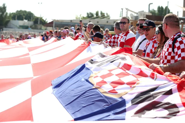 Ludilo u punom jeku: Navijači u golemom broju stigli Vatrenima pod prozor s ogromnom zastavom