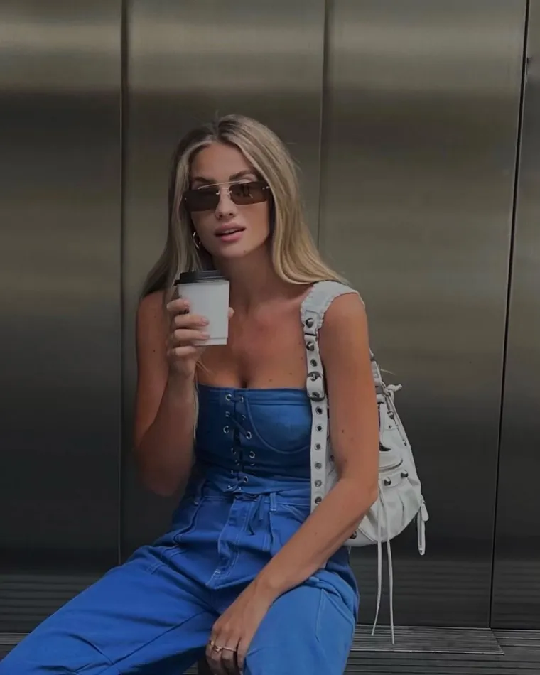 &quot;Izabel je najistaknutija hrvatska WAGSica i supruga je veznog asa Chelseaja Matea Kovačića. Zbog svojih plavih uvojaka izgleda kao Shakirina dvojnica, nekada je bila supermodel, a sada je modna dizajnerica. Posao je pokrenula sa starijom sestrom, Ivanom Lučić&quot;, navodi The Sun.
