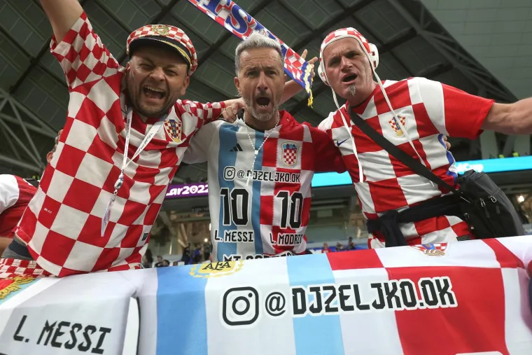 Navijači su spremni: Pogledajte atmosferu na stadionu uoči utakmice Hrvatske i Japana