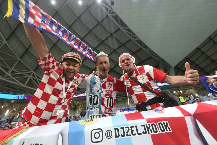 Navijači su spremni: Pogledajte atmosferu na stadionu uoči utakmice Hrvatske i Japana