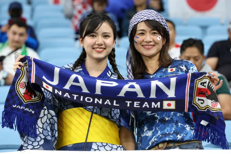 Nepoznata atraktivna Japanka plijenila je pažnju svih, a posebno Hrvata na Al Janoubau koji su se željeli slikati samo s njom