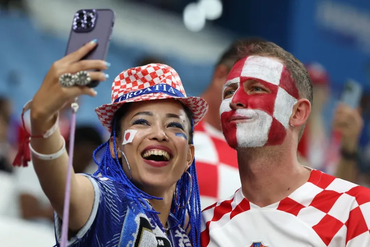 Nepoznata atraktivna Japanka plijenila je pažnju svih, a posebno Hrvata na Al Janoubau koji su se željeli slikati samo s njom