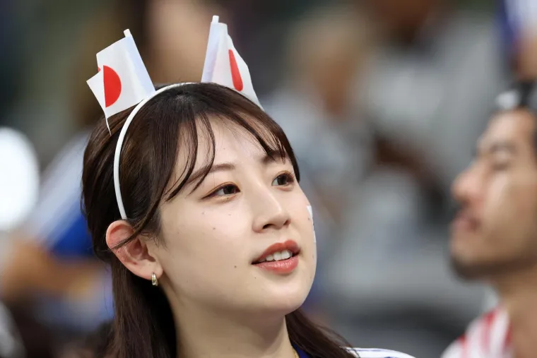 Nepoznata atraktivna Japanka plijenila je pažnju svih, a posebno Hrvata na Al Janoubau koji su se željeli slikati samo s njom