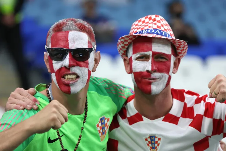 Nepoznata atraktivna Japanka plijenila je pažnju svih, a posebno Hrvata na Al Janoubau koji su se željeli slikati samo s njom