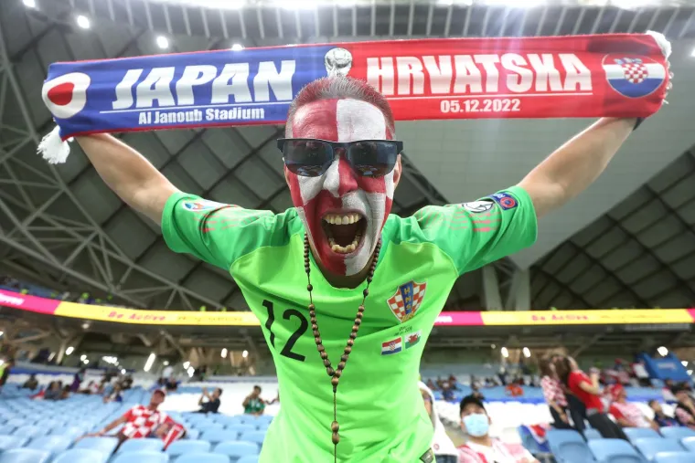 Nepoznata atraktivna Japanka plijenila je pažnju svih, a posebno Hrvata na Al Janoubau koji su se željeli slikati samo s njom