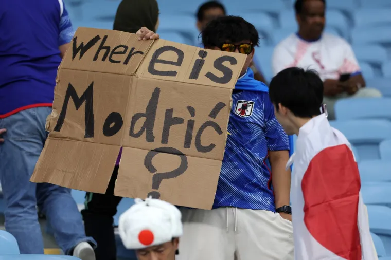 Zanimljivi prizori na utakmici Hrvatske i Japana. Na tribinama snimljeni navijači sa zastrašujućim maskama