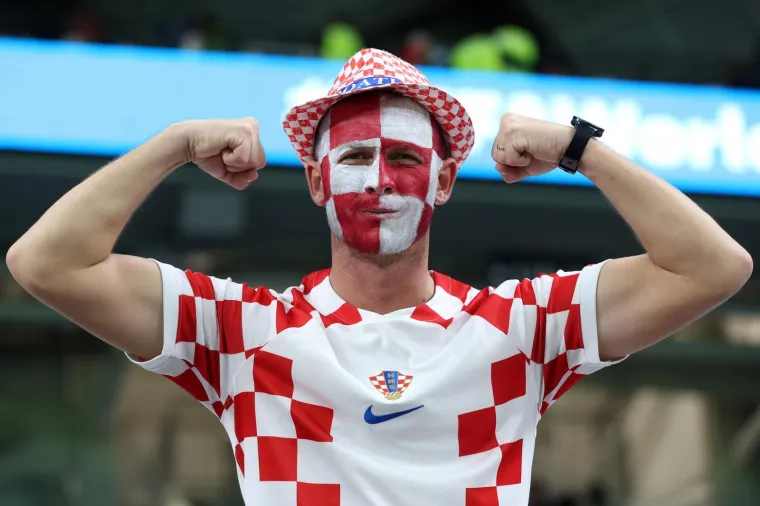 Zanimljivi prizori na utakmici Hrvatske i Japana. Na tribinama snimljeni navijači sa zastrašujućim maskama