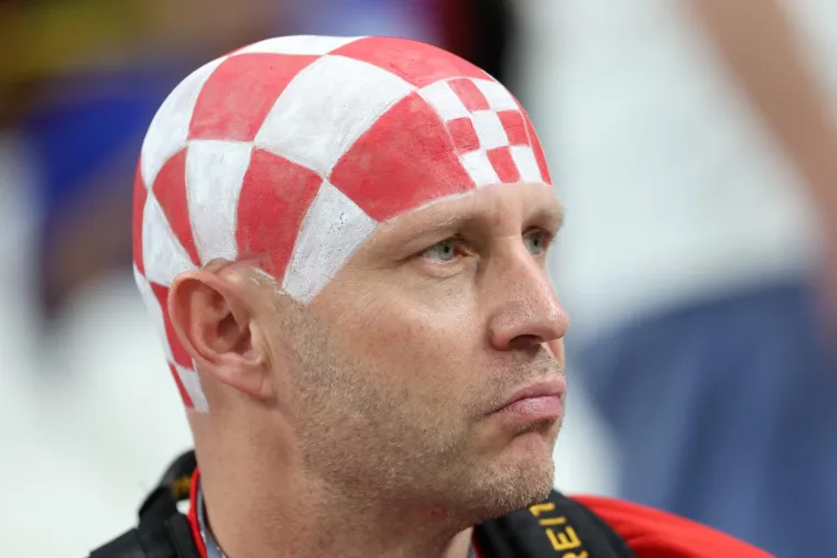 Zanimljivi prizori na utakmici Hrvatske i Japana. Na tribinama snimljeni navijači sa zastra&scaron;ujućim maskama