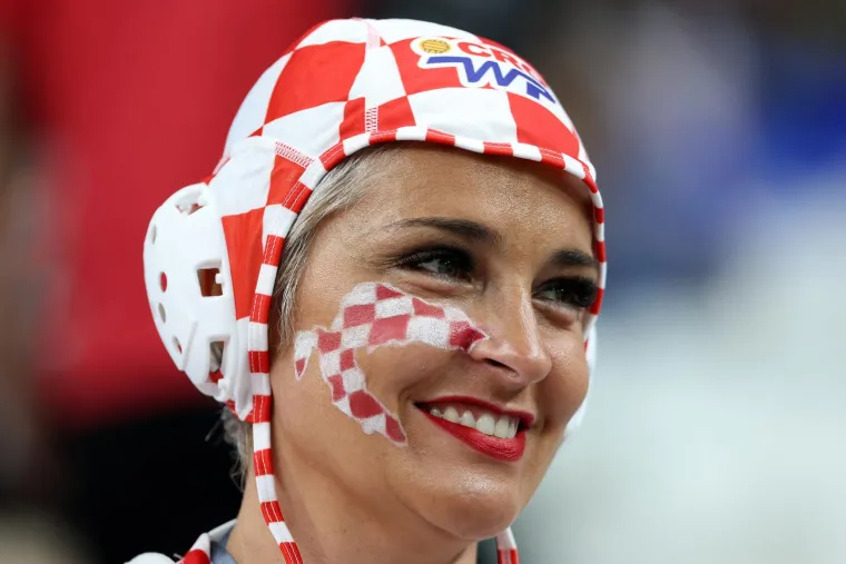 Zanimljivi prizori na utakmici Hrvatske i Japana. Na tribinama snimljeni navijači sa zastra&scaron;ujućim maskama