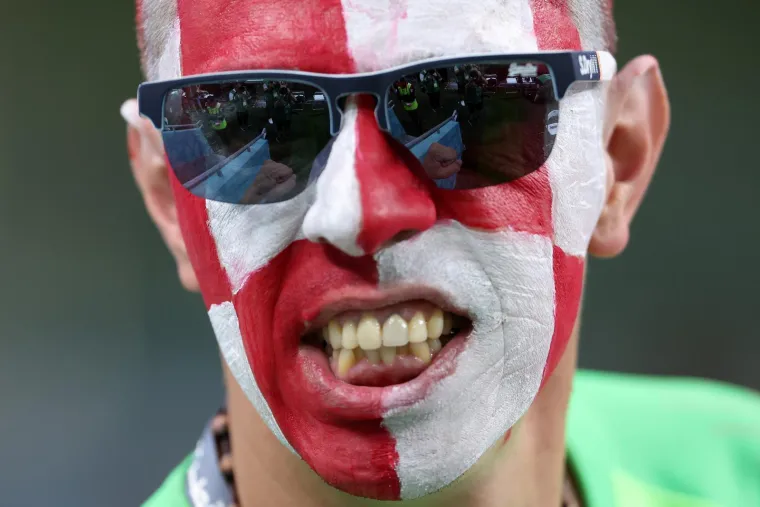 Zanimljivi prizori na utakmici Hrvatske i Japana. Na tribinama snimljeni navijači sa zastra&scaron;ujućim maskama