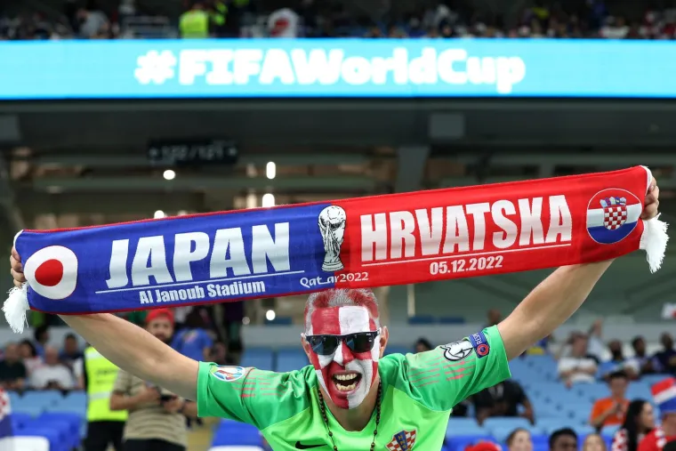 Zanimljivi prizori na utakmici Hrvatske i Japana. Na tribinama snimljeni navijači sa zastra&scaron;ujućim maskama
