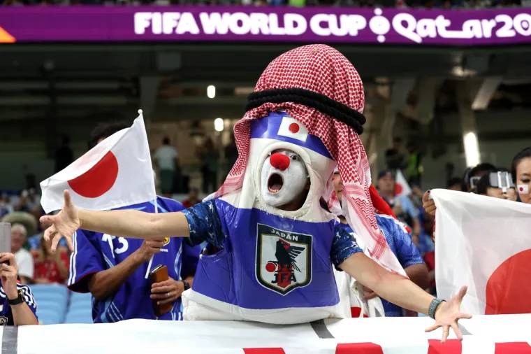 Zanimljivi prizori na utakmici Hrvatske i Japana. Na tribinama snimljeni navijači sa zastra&scaron;ujućim maskama