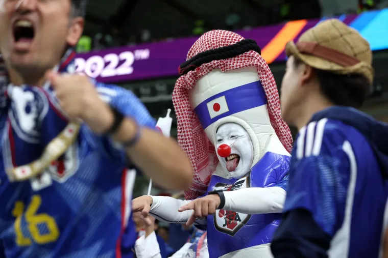 Zanimljivi prizori na utakmici Hrvatske i Japana. Na tribinama snimljeni navijači sa zastra&scaron;ujućim maskama