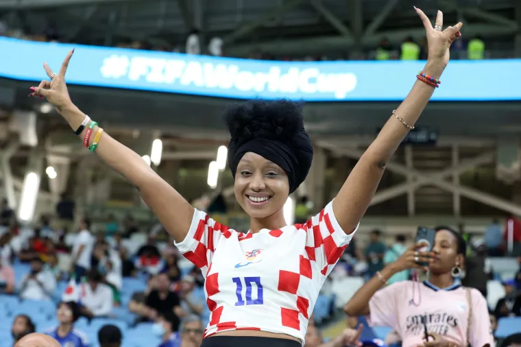 Zanimljivi prizori na utakmici Hrvatske i Japana. Na tribinama snimljeni navijači sa zastra&scaron;ujućim maskama