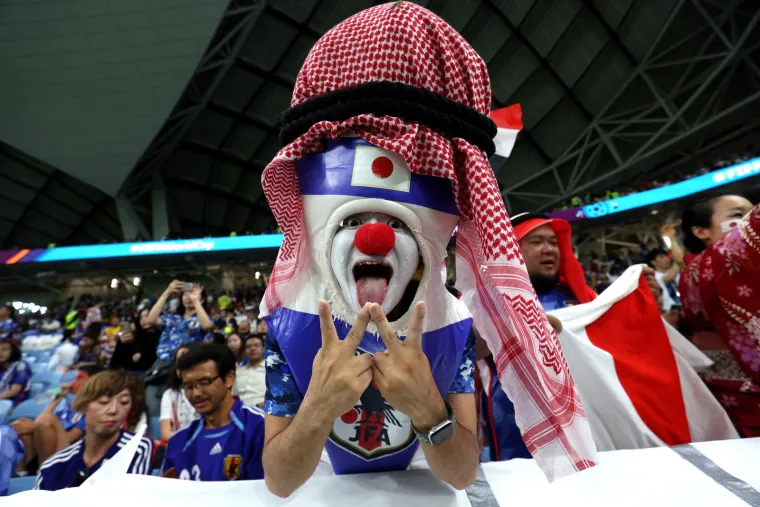 Zanimljivi prizori na utakmici Hrvatske i Japana. Na tribinama snimljeni navijači sa zastra&scaron;ujućim maskama