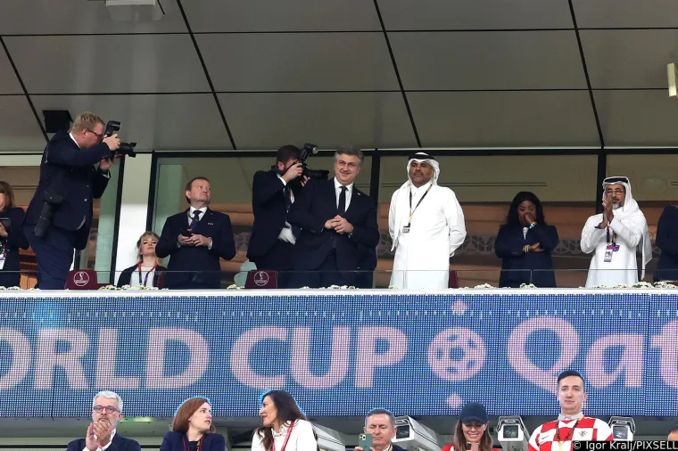 Andrej Plenković se ukazao u svečanoj loži: Evo u čijem društvu prati Vatrene, tamo je i Kolindin omiljeni nosač torbe