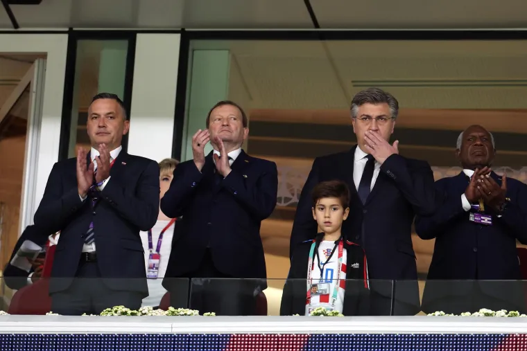 Andrej Plenković se ukazao u svečanoj loži: Evo u čijem društvu prati Vatrene, tamo je i Kolindin omiljeni nosač torbe