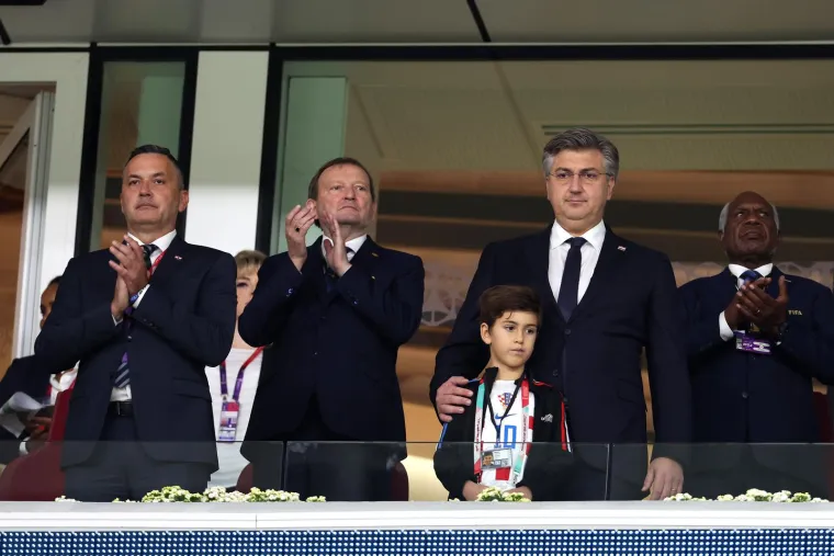 Andrej Plenković se ukazao u svečanoj loži: Evo u čijem društvu prati Vatrene, tamo je i Kolindin omiljeni nosač torbe