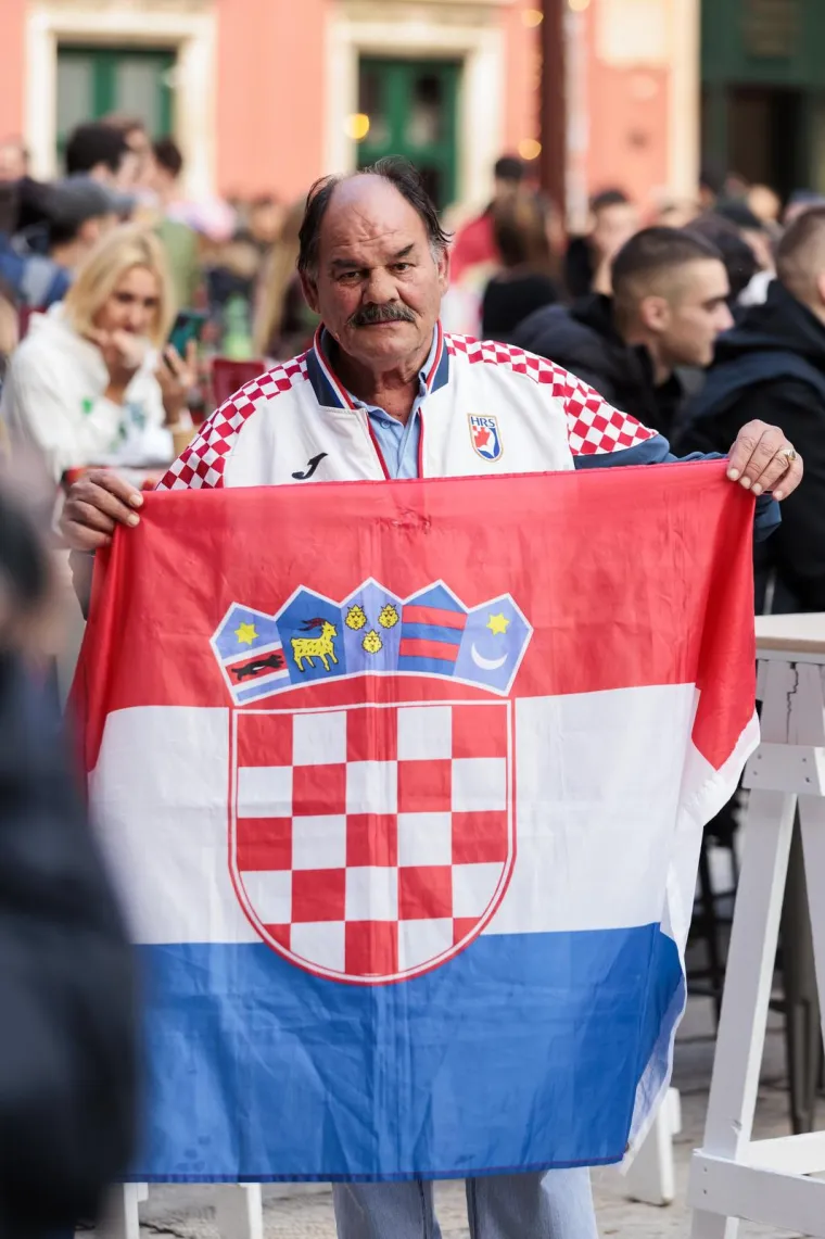 Ovako navijači bodre Vatrene iz raznih krajeva Hrvatske: Puni trgovi, tisuće ljudi navija