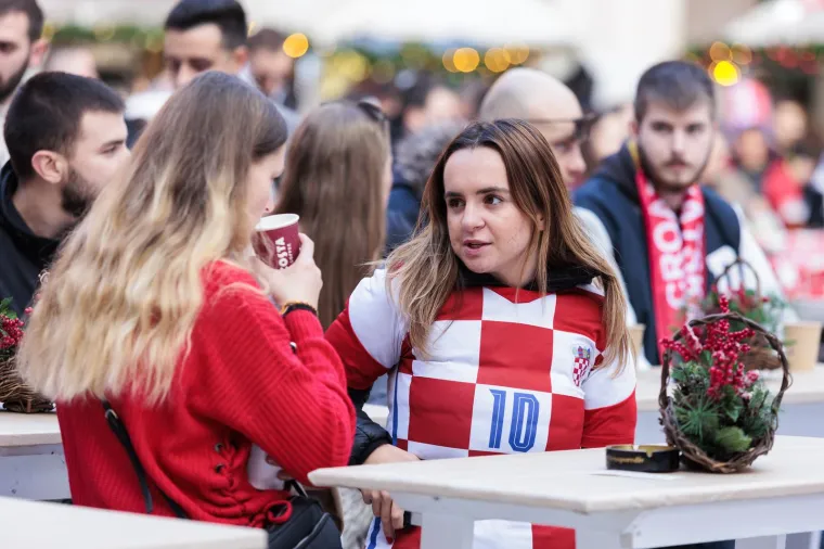 Ovako navijači bodre Vatrene iz raznih krajeva Hrvatske: Puni trgovi, tisuće ljudi navija