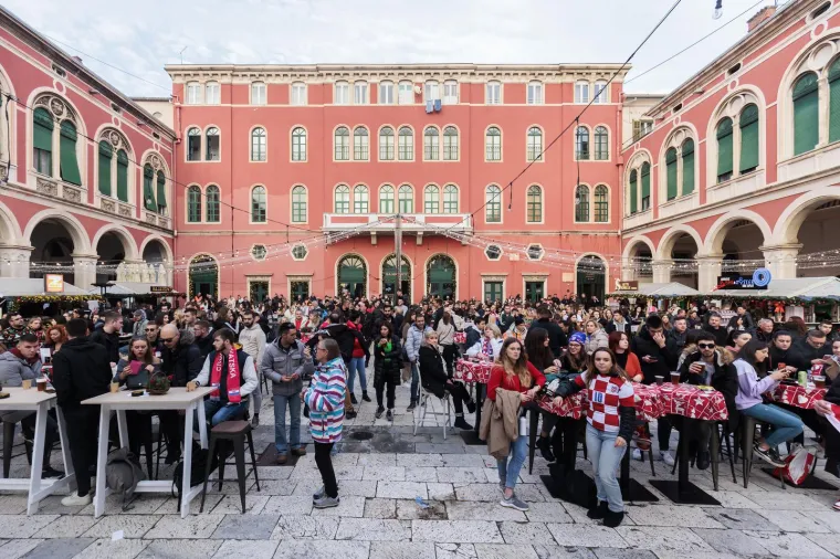 Ovako navijači bodre Vatrene iz raznih krajeva Hrvatske: Puni trgovi, tisuće ljudi navija