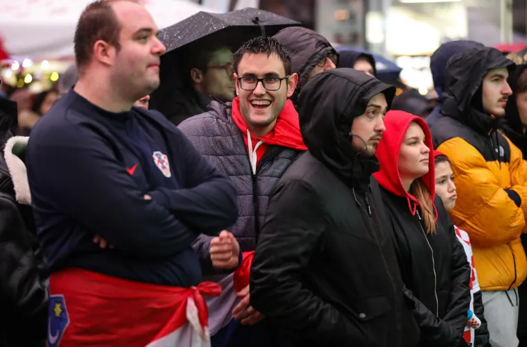 Ovako navijači bodre Vatrene iz raznih krajeva Hrvatske: Puni trgovi, tisuće ljudi navija