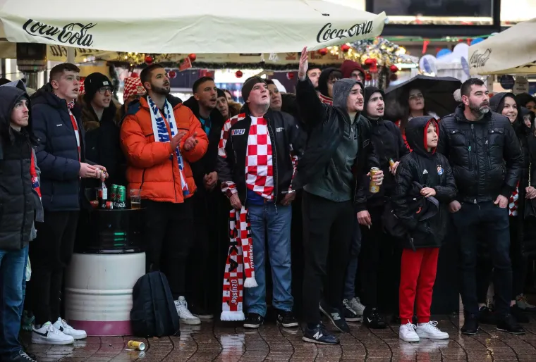 Ovako navijači bodre Vatrene iz raznih krajeva Hrvatske: Puni trgovi, tisuće ljudi navija