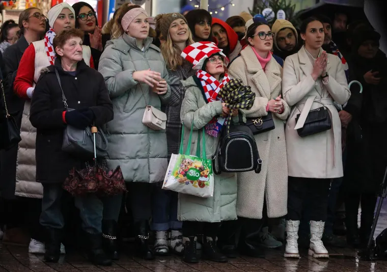 Ovako navijači bodre Vatrene iz raznih krajeva Hrvatske: Puni trgovi, tisuće ljudi navija