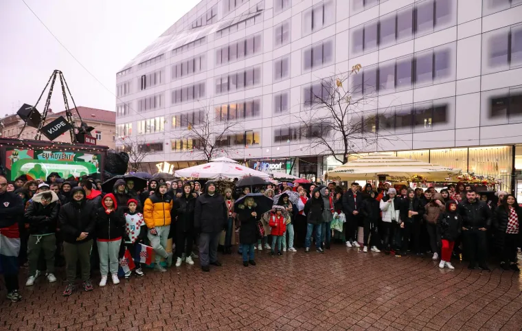 Ovako navijači bodre Vatrene iz raznih krajeva Hrvatske: Puni trgovi, tisuće ljudi navija