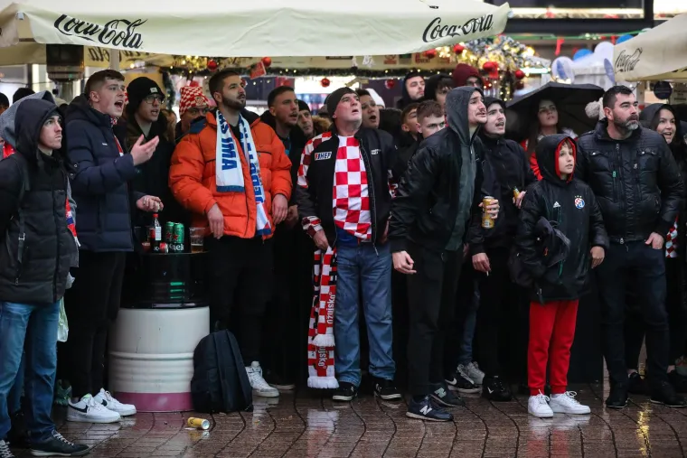 Ovako navijači bodre Vatrene iz raznih krajeva Hrvatske: Puni trgovi, tisuće ljudi navija