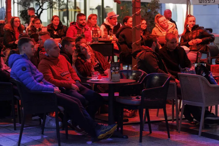 Ovako navijači bodre Vatrene iz raznih krajeva Hrvatske: Puni trgovi, tisuće ljudi navija