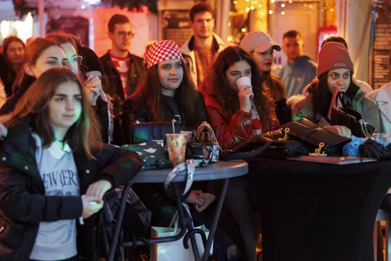 Ovako navijači bodre Vatrene iz raznih krajeva Hrvatske: Puni trgovi, tisuće ljudi navija