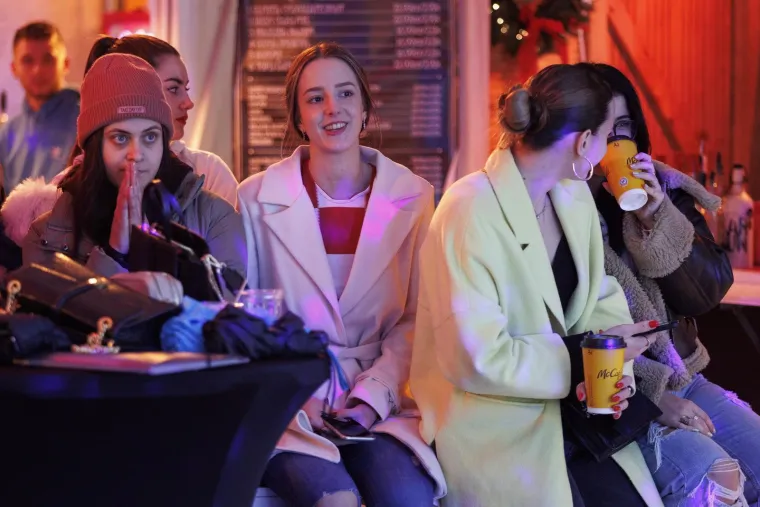 Ovako navijači bodre Vatrene iz raznih krajeva Hrvatske: Puni trgovi, tisuće ljudi navija