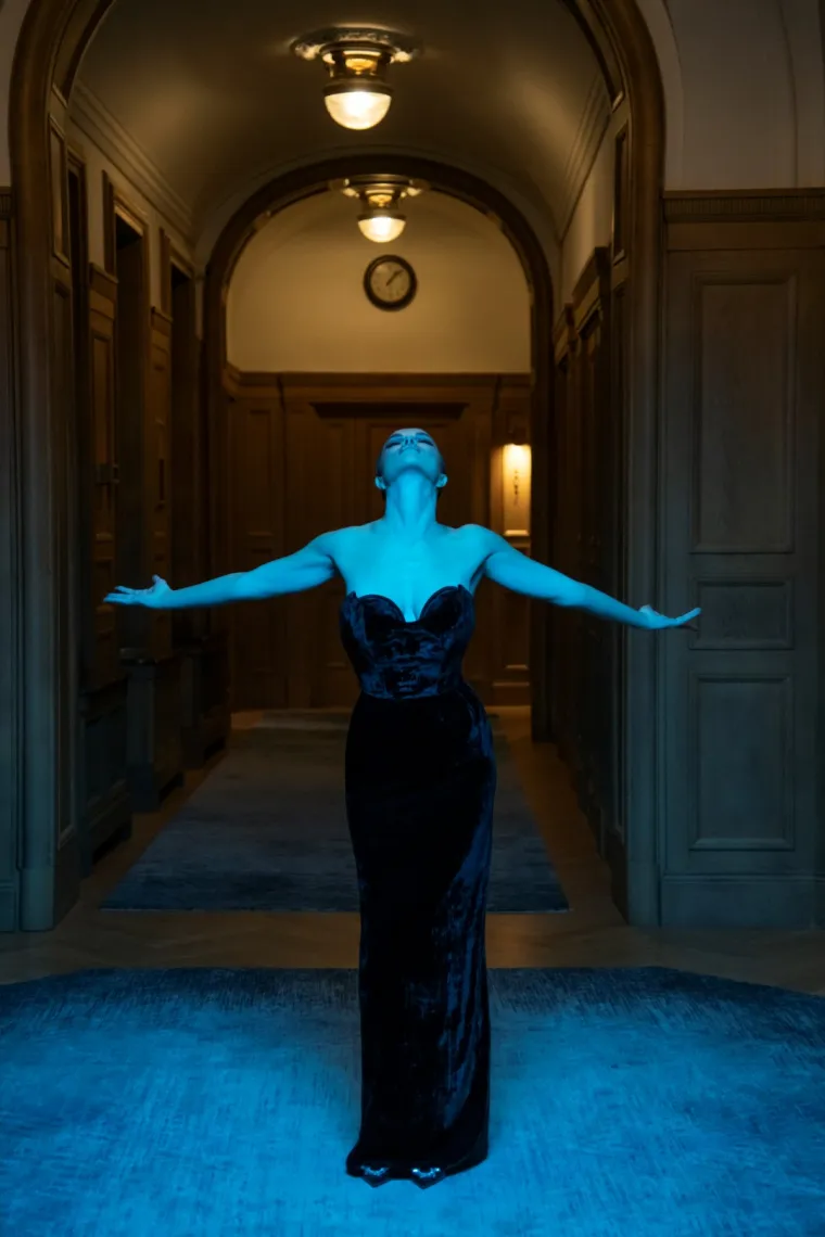 Ovo će odjeknuti: U novom spotu Severina se zakopčala do grla, a onda spektakularno razgolitila