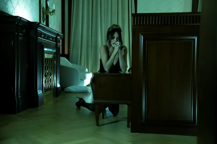 Ovo će odjeknuti: U novom spotu Severina se zakopčala do grla, a onda spektakularno razgolitila