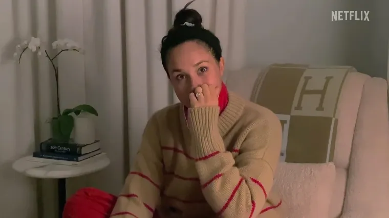 Čini se da sljedeća minuta daje nekoliko odgovora. Prikazujući snimku para kojeg su opsjedali paparazzi, glas koji se sastoji od audio isječaka Harryja, Meghan i nekoliko drugih osoba govorio je o medijskom ludilu koje je zahvatilo par.
