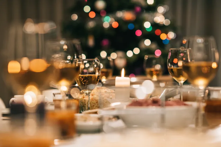 Pretjerano uživanje u slanoj, masnoj hrani i alkoholu također izlaže naše tijelo većem riziku. Osim toga, imamo tendenciju manje spavati i vježbati zbog blagdanskih zabava i drugih blagdanskih obveza poput kupovine i ukrašavanja. To dovodi do dodatnog stresa i oslabljenog imunološkog sustava. Bolesti gornjih dišnih putova poput prehlade, gripe i COVID-19 zimi su raširene. Također su nas dodatno ugrozili. Bolnice također nemaju dovoljno osoblja tijekom praznika.