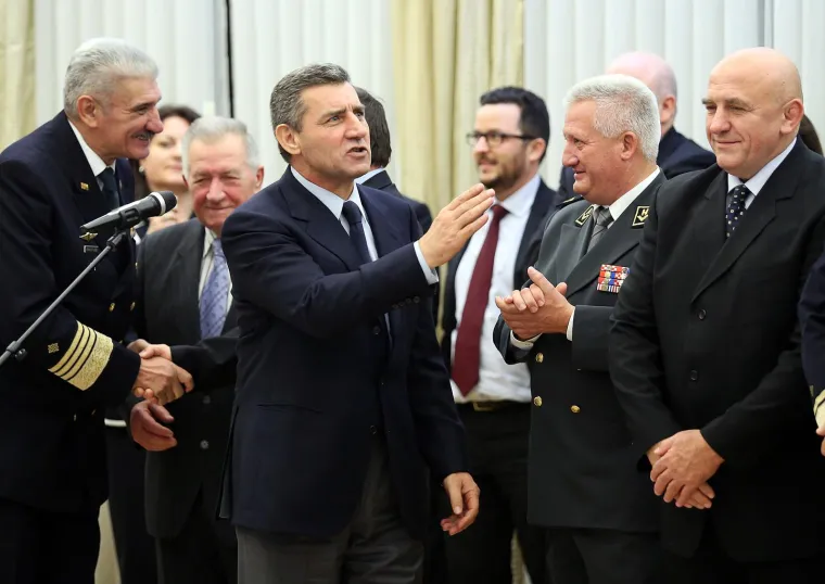 Komentirajući optužnicu za &apos;udruženi zločinački podhvat&apos;, Miljavac je rekao da je &apos;to neprihvatljivo&apos;. &quot;To je sve tako konfuzno i problem je da taj sud nije uspio definirati sve odnose i činjenice koje su se događale. Uhvatio se samo HVO-a, a to definitivno nema uporište, Republika Hrvatska je prva priznala BiH, postoji dokumentacija koliko je oružja i municije proslijeđeno u Armiju BiH, broju izbjeglica koje je Hrvatska primila… Prema tome, ako smo agresor, zašto su onda bježali u Hrvatsku? Ono što zabrinjava je kvalifikacija tih optužnica. To je za nas potpuno neprihvatljivo.&quot;