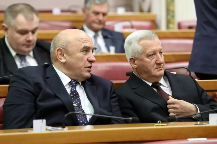 Dok je za Ukrajinu tvrdio da neće pokleknuti, za Vladimira Putina izjavio je da dobro procjenjuje ugroze. &quot;Mislim da nije želio preveliku eskalaciju, računao je da će od te siline udara oklopa i zrakoplovstva postojeća vlast u Ukrajini pasti. Tko god je računao se preračunao. Ukrajinci su se snašli, nema odlaska muškaraca van, svi su vojni obveznici, dobivaju masu modernog naoružanja, prije svega protuoklopnog, a mislim da će sada i protuzračnog jer zrak im je sada najopasniji.  SSSR se uvijek oslanjao na snažan oklop, nisu zaboravili oklop i treba znati da su jaki u raketnom naoružanju, to je poznato iz Drugog svjetskog rata i otad je to u usponu. Sad imaju navodno i neke supersonične raketne sustave koji idu i do 9 maha i teško ih je rušiti. Nije to zemlja koja će pokleknuti. Može li se dogoditi nešto u okviru same zemlje, teško je reći jer je Putin školovani KGB-ovac i jako dobro procjenjuje ugroze”, smatra Miljavac. Što se tiče obuke ukrajinskih vojnika, smatrao je da bi to značilo biti &apos;legalna meta u ratu&apos;. &quot;Ruska Federacija prijeti da će postati meta svatko tko se umiješa ili bude pomagao Ukrajini u oružju. Amerikanci najavljuju da će Ukrajincima poslati moderno naoružanje. Oni su legalna potencijalna meta. Rusi su napali središte za obuku blizu poljske granice, bilo je više od 50 mrtvih i stotinu ranjenih, i ne viču previše na Zapadu. To je legalna meta u ratu.&quot;