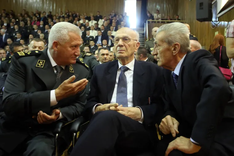 Govoreći o padu drona u Zagrebu, Miljevac je primijetio da bi se &quot;vrištalo da je pao na Beč ili Berlin&quot;. &quot;Vjerojatno nisu procjenjivali da bi jedna tako manja zemlja bila meta napada. Ako je bio napad, a ne slučajnost, trebao bi se aktivirati članak 5. Ali interesantno, i mediji na Zapadu i sam NATO su tako mlako reagirali na cijelu priču. Vidjeli bi kako bi se vrištalo da je letjelica pala na Beč ili Berlin. Moguće da je to bio test da se vidi može li se tu proći. Ako bi eskaliralo, pitaj dragog Boga dokud bi se moglo doći.&quot;