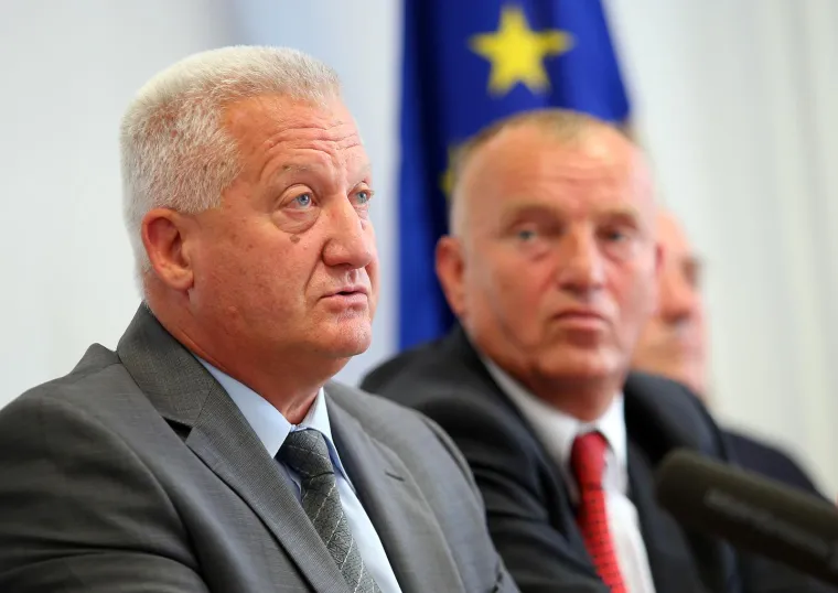 Za Perkovića i Mustača smatrao je da nisu &quot;ljudi cvijeće, ali su puno napravili za Hrvatsku&apos;. &quot;Oni jesu prikupljali sigurno i vodili evidenciju o mnogima koji su tada više disali prema Hrvatskoj, možda i prema onima koji su pripremali neke operacije u smislu stvaranja hrvatske države, to je činjenica. Ali ono što su činili kasnije za Hrvatsku, kada se država počela stvarati, imaju sigurno velike zasluge. To ja znam iz prve ruke. Jer sam imao mogućnost biti uvijek blizu kad su se neke ozbiljne stvari dešavale. Pa se normalno onda koristilo Perkovića, puno ne znam o Mustaču, ali njih dvoje su komunicirali. Ali za Perkovića sigurno znam. Mislim da to nema dileme.&quot;