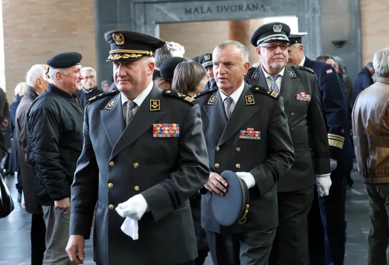 Miljevcu je bilo dosadno kada je Skejo uzvikivao &quot;Za dom spremni&quot; u Kninu. &quot;Odajem pijetet poginulim HOS-ovcima, ali trebaju vidjeti govor Tuđmana kad je rekao da smo nastavili s tim govorima, pitanje je bismo li imali Hrvatsku. Nije mi jasno zašto to toliko forsiraju. Neka sami ljudi procijene što to znači. Ako baš hoćete, oni u Oluji nisu sudjelovali, ali uzimaju si za pravo da uzimaju dio javnog prostora.&quot;