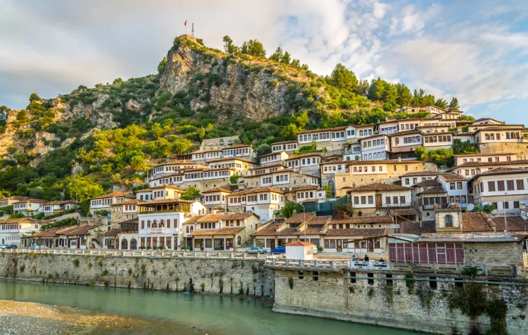 2. Berat, Albanija: Dugačka albanska obala poznata je po svojim idiličnim primorskim selima, ali postoji i mnoštvo fascinantnih povijesnih naselja za istraživanje u unutrašnjosti zemlje. Primjer: Berat, slikoviti grad smješten na obalama rijeke Osum. Stoljeća vladavine širokog spektra različitih kultura prožela su Berat raznolikom zbirkom arhitektonskih stilova, uz raznolike povijesne bogomolje kojima se možete diviti duž njegovih ulica. Iako džamije i crkve obiluju diljem grada, jedna od njegovih glavnih atrakcija je dvorac Berat, masivna kamena građevina u kojoj se nalazi više zgrada iz 13. stoljeća unutar njegovih zidina.
