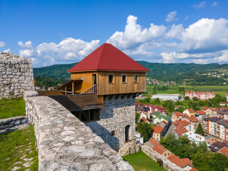 3. Doboj, Bosna i Hercegovina: Za one koji istražuju Republiku Srpsku, povijesni grad Doboj dom je jedne posebno fascinantne stoljetne atrakcije. Poznata kao Dobojska tvrđava, ova ogromna kamena ispostava prvi put je izgrađena u 13. stoljeću za vrijeme vladavine Bosanskog kraljevstva, iako su stoljeća sukoba dovela do njenog uništenja i eventualne rekonstrukcije gotovo dvadeset puta tijekom godina. Nakon dana provedenog u istraživanju tvrđave i kušanju bosanske kuhinje u starom gradu, obližnje Goransko jezero posebno je šarmantno odredište na otvorenom koje posjetiteljima pruža priliku za kupanje i potragu za autohtonim balkanskim divljim životinjama.
