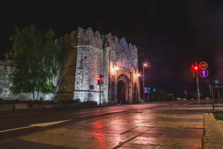 4. Niš, Srbija: U južnim krajevima Srbije, grad Niš je dao izričito velik broj rimskih careva, a legendarni Konstantin Veliki bio je jedan od mnogih vladara koji potječu iz grada. U modernom dobu postoji bogat niz povijesnih građevina i znamenitosti koje treba otkriti, u rasponu od veličanstvene Niške tvrđave iz 18. stoljeća do Ćele-kule, jezive građevine ukrašene lubanjama srpskih pobunjenika koji su izgubili živote u neuspjelom ustanku protiv Osmanskog carstva. Uz bogatstvo povijesnih atrakcija, Niš je također dom rastuće gastronomske scene, s obiljem vrhunskih restorana koji rade u središtu grada.
