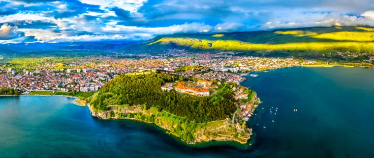 5. Ohrid, Makedonija: Smješten u jugozapadnom dijelu Makedonije, Ohrid je jedno od rijetkih odredišta na svijetu koje služi i kao kulturna i prirodna UNESCO-ova svjetska baština. Prva odrednica proizlazi iz njegove velike koncentracije stoljećima starih crkava u bizantskom stilu, dok je prostrano Ohridsko jezero donijelo gradu drugu prednost, s raznolikim nizom autohtonih balkanskih riba i biljaka koje se nalaze u njegovim vodama. Dok je kulturna baština Ohrida svakako fascinantna, oni koji traže miran bijeg u divljinu trebali bi svakako provesti vrijeme istražujući obližnji Nacionalni park Galičica, prekrasan rezervat koji je prepun autohtonih balkanskih ptica.
